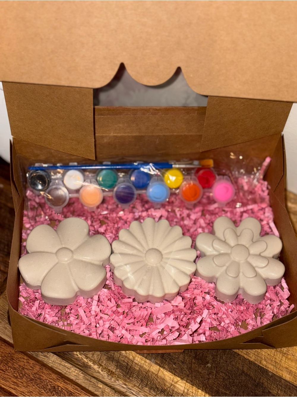 Flower-Shaped Paintable Plaster Set with Paints